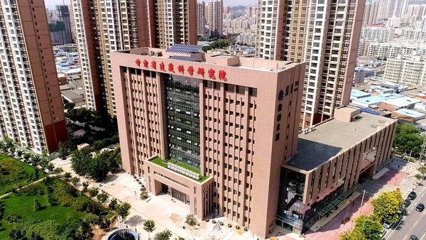 甘肅省建筑科學(xué)研究院（集團(tuán)）有限公司，成立于1973年，是甘肅省領(lǐng)先從事建筑科學(xué)研究和科技研發(fā)的綜合性咨詢與技術(shù)服務(wù)機(jī)構(gòu)，是國(guó)家高新技術(shù)企業(yè)、全國(guó)用戶滿意標(biāo)桿企業(yè)、甘肅省科技創(chuàng)新型企業(yè)。